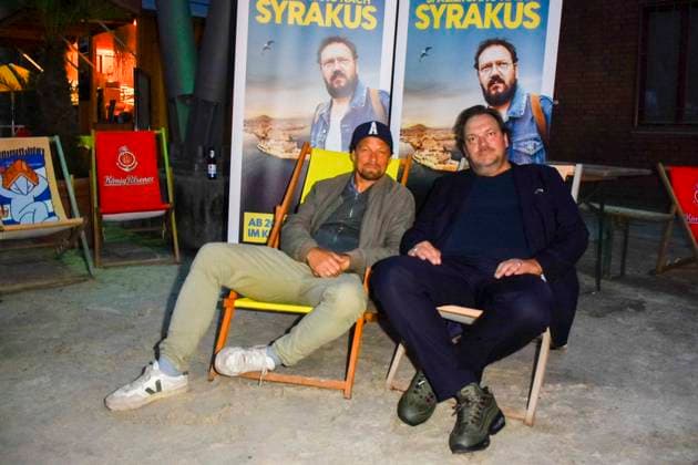 ABB HUEBNER_ Charly Huebner Schauspieler Lars Jessen Regisseur bei der NRW Kino Film Premiere Spaziergang nach Syrakus im Freilicht Kino Stadtwerke Sommerkino Landschaftspark am 20.AUGUST 2026 in Duisburg NRW Deutschland *** ABB HUEBNER Charly Huebner, actor; Lars Jessen, director, at the NRW Kino film premiere of *A Walk to Syracuse* at the Stadtwerke Summer Cinema in the Landschaftspark on August 20, 2026, in Duisburg, NRW, Germany
