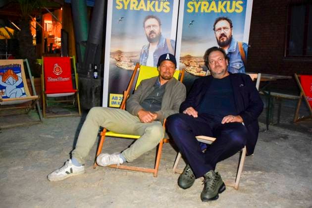 ABB HUEBNER_ Charly Huebner Schauspieler Lars Jessen Regisseur bei der NRW Kino Film Premiere Spaziergang nach Syrakus im Freilicht Kino Stadtwerke Sommerkino Landschaftspark am 20.AUGUST 2026 in Duisburg NRW Deutschland *** ABB HUEBNER Charly Huebner, actor; Lars Jessen, director, at the NRW Kino film premiere of *A Walk to Syracuse* at the Stadtwerke Summer Cinema in the Landschaftspark on August 20, 2026, in Duisburg, NRW, Germany