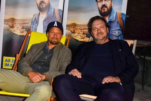 ABB HUEBNER_ Charly Huebner Schauspieler Lars Jessen Regisseur bei der NRW Kino Film Premiere Spaziergang nach Syrakus im Freilicht Kino Stadtwerke Sommerkino Landschaftspark am 20.AUGUST 2026 in Duisburg NRW Deutschland *** ABB HUEBNER Charly Huebner, actor; Lars Jessen, director, at the NRW Kino film premiere of *A Walk to Syracuse* at the Stadtwerke Summer Cinema in the Landschaftspark on August 20, 2026, in Duisburg, NRW, Germany