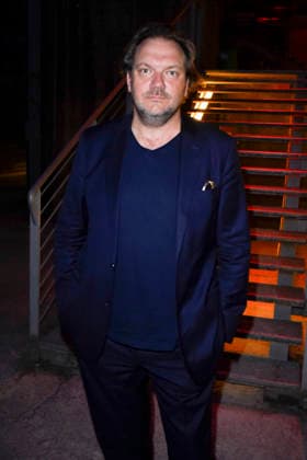 ABB HUEBNER_ Charly Huebner Schauspieler bei der NRW Kino Film Premiere Spaziergang nach Syrakus im Freilicht Kino Stadtwerke Sommerkino Landschaftspark am 20.AUGUST 2026 in Duisburg NRW Deutschland *** ABB HUEBNER Charly Huebner, actor at the NRW Kino film premiere of *A Walk to Syracuse* at the Stadtwerke Open-Air Summer Cinema in the Landschaftspark on August 20, 2026, in Duisburg, NRW, Germany