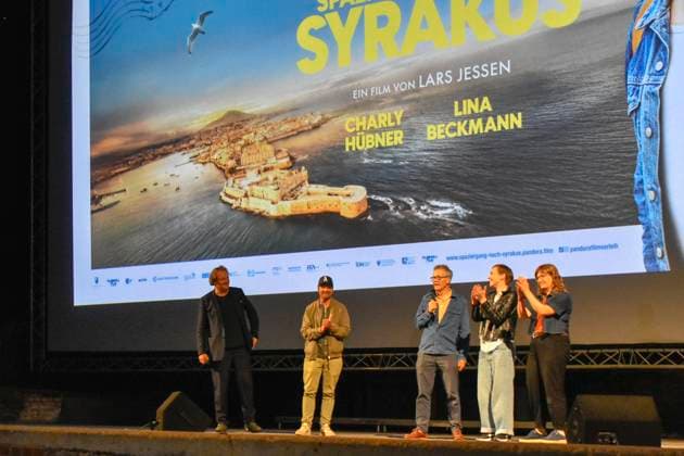 ABB HUEBNER_ Cast Produktion Charly Huebner Schauspieler Lars Jessen Regisseur Handy Lichter der Besucher bei der NRW Kino Film Premiere Spaziergang nach Syrakus im Freilicht Kino Stadtwerke Sommerkino Landschaftspark am 20.AUGUST 2026 in Duisburg NRW Deutschland *** ABB HUEBNER Cast Production; Charly Huebner, actor; Lars Jessen, director; cell phone lights from the audience at the NRW Kino film premiere of *A Walk to Syracuse* at the Stadtwerke Summer Cinema in the Landschaftspark on August 20, 2026, in Duisburg, NRW, Germany