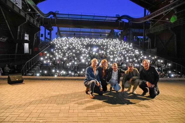 ABB HUEBNER_ Christoph Friedel Fee Buck Claudia Steffen Panorama Film Koeln Lars Jessen Regisseur Charly Huebner Schauspieler Handy Lichter der Besucher bei der NRW Kino Film Premiere Spaziergang nach Syrakus im Freilicht Kino Stadtwerke Sommerkino Landschaftspark am 20.AUGUST 2026 in Duisburg NRW Deutschland *** ABB HUEBNER Christoph Friedel Fee Buck Claudia Steffen Panorama Film Cologne Lars Jessen (director) Charly Huebner (actor) Cell phones and the lights of the audience at the NRW Kino film premiere of *A Walk to Syracuse* at the Stadtwerke Summer Cinema in the Landschaftspark on August 20, 2026, in Duisburg NRW, Germany