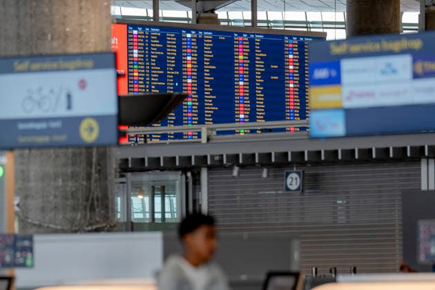 Flygelederforeningen gar ut i streik Gardermoen 20260821. Tavle med flyavganger pa Oslo lufthavn. Meklingen i oppgjoret for flygelederne pa norske flyplasser endte i brudd. Na blir det streik blant flygeledere pa Gardermoen og pa Flesland. Foto: Stian Lysberg Solum NTB Gardermoen Norge 61I7dsAcoto EDITORIAL USE ONLY Ref:_BNC61I7dsAcoto.jpg *** Air Traffic Controllers Association Goes on Strike at Gardermoen 20260821 Board displaying flight departures at Oslo Airport Mediation in the collective bargaining agreement for air traffic controllers at Norwegian airports ended in a breakdown. Now there will be a strike among air traffic controllers at Gardermoen and Flesland Photo by Stian Lysberg Solum, NTB, Gardermoen, Norway 61I7dsAco  Copyright: xStianxLysbergxSolumx xNTBx