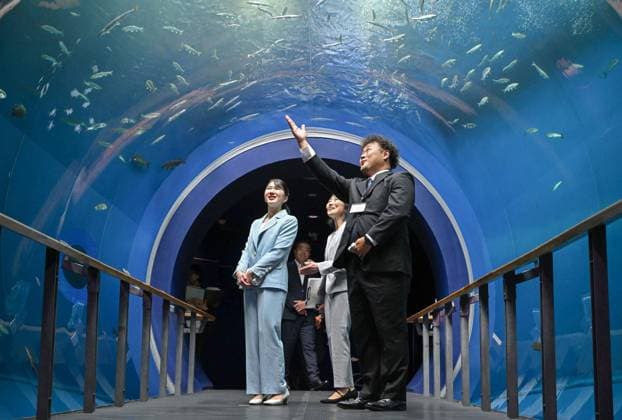 Princess Aiko in Shiga Pref. Japanese Princess Aiko (L) visits Lake Biwa Museum in Kusatsu in Shiga Prefecture, western Japan, on Aug. 21, 2026. (Pool photo)  A14AA0005626384P