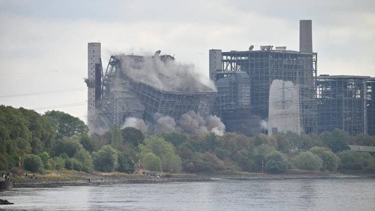 Sprengung Steag Kraftwerk ** NUR FÜR REDAKTIONELLE ZWECKE ** EDITORIAL USE ONLY **<p>Das Kesselhaus auf dem Gelände des alten Steag Kraftwerks wird gesprengt, am Freitag den 21. August 2026 in Voerde. Deutschland Nordrhein-Westfalen Voerde Copyright: Foto:xLarsxFröhlich *** Demolition of the Steag Power Plant ** FOR EDITORIAL USE ONLY ** EDITORIAL USE ONLY ** p The boiler house on the grounds of the old Steag power plant will be demolished on Friday, August 21, 2026, in Voerde, Germany, North Rhine-Westphalia, Voerde. Copyright photo: xLarsxFröhlich Copyright: Foto:xLarsxFröhlich doc8795xvg40xk1jdtpo112d ,EDITORIAL USE ONLY