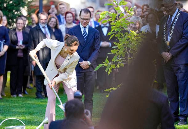 LKS 20260821 Sweden s Crown Princess Victoria and Prince Daniel planted a red oak during their visit to Vaasa, Finland on Friday, 21st August, 2026. With her visit, the Crown Princess Victoria honored the 250 years of the Court of Appeal of Vaasa. - Vaasa Finland  Copyright: xx 3kcKzwMLFC8