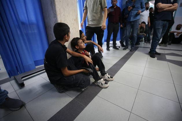 Israeli fire kills Palestinian teen during Hebron raid HEBRON, WEST BANK, PALESTINE - AUGUST 21: Relatives of 17-year-old Palestinian teen Karim Sand Al-Shalalda, who was killed by Israeli fire during a raid in Hebron s Hamroush, mourn his loss at Al-Mizan Specialized Hospital in Hebron, West Bank, Palestine on August 21, 2026. Wisam Hashlamoun Anadolu Hebron West Bank. Editorial use only. Please get in touch for any other usage.  Copyright: x2026xAnadoluxWisamxHashlamounx