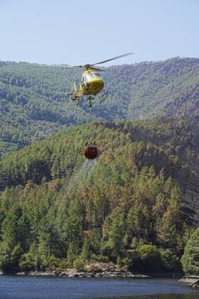 The positive outlook for the fire in Pinofranqueado, Cáceres, allows all evacuees to return home. A helicopter scoops up water to extinguish a fire on August 21, 2026, in Nunomoral, Cáceres, Extremadura, Spain. All residents evacuated due to the Pinofranqueado fire that broke out last Tuesday, August 18, can now return to their homes after a night of work that has kept the fire under control, and the fire is expected to be brought under control sometime today, August 21, 2026. FOREST FIRE NATURAL DISASTER EVACUEES LAS HURDES CIVIL GUARD Nunomoral, Cáceres, Extremadura. Nunomoral, Cáceres, Extremadura, Spain  Copyright: xCarlosxCriadox 7724005