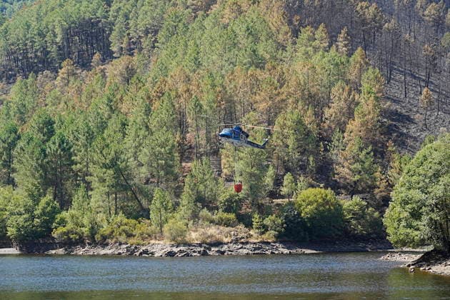 The positive outlook for the fire in Pinofranqueado, Cáceres, allows all evacuees to return home. A helicopter scoops up water to extinguish a fire on August 21, 2026, in Nunomoral, Cáceres, Extremadura, Spain. All residents evacuated due to the Pinofranqueado fire that broke out last Tuesday, August 18, can now return to their homes after a night of work that has kept the fire under control, and the fire is expected to be brought under control sometime today, August 21, 2026. FOREST FIRE NATURAL DISASTER EVACUEES LAS HURDES CIVIL GUARD Nunomoral, Cáceres, Extremadura. Nunomoral, Cáceres, Extremadura, Spain  Copyright: xCarlosxCriadox 7724006