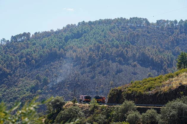 The positive outlook for the fire in Pinofranqueado, Cáceres, allows all evacuees to return home. Several fire trucks are on the scene to extinguish the fire, on August 21, 2026, in Nunomoral, Cáceres, Extremadura, Spain. All residents evacuated due to the Pinofranqueado fire that broke out last Tuesday, August 18, can now return to their homes after a night of work that has kept the fire under control, and the fire is expected to be stabilized later today, August 21, 2026. FOREST FIRE NATURAL DISASTER EVACUEES LAS HURDES CIVIL GUARD Nunomoral, Cáceres, Extremadura Nunomoral, Cáceres, Extremadura, Spain  Copyright: xCarlosxCriadox 7724008
