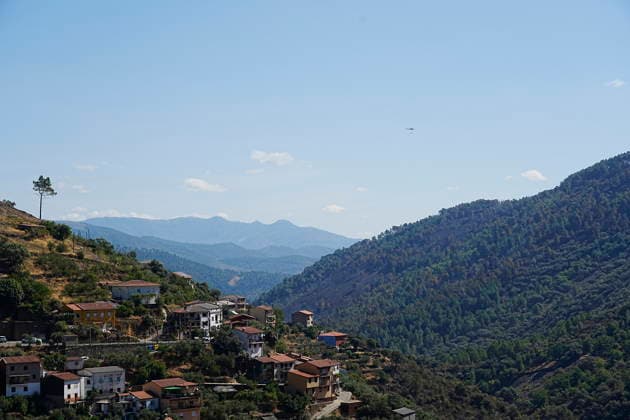 Encouraging developments in the Pinofranqueado, Cáceres, wildfire allow all evacuees to return home. A view of the landscape in Nunomoral with a helicopter in the sky, on August 21, 2026, in Nunomoral, Cáceres, Extremadura, Spain. All residents evacuated due to the Pinofranqueado fire, which broke out last Tuesday, August 18, can now return to their homes after a night of firefighting efforts that have kept the situation under control, and which is expected to be declared stabilized sometime today, August 21, 2026. FOREST FIRE NATURAL DISASTER EVACUEES LAS HURDES CIVIL GUARD Nunomoral, Cáceres, Extremadura. Nunomoral, Cáceres, Extremadura, Spain  Copyright: xCarlosxCriadox 7724009