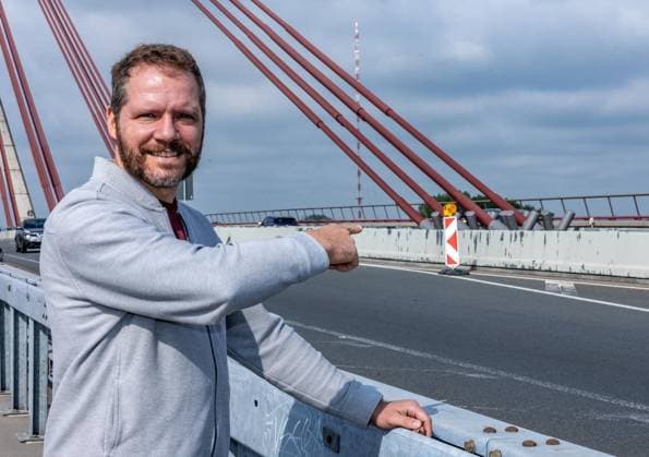 Hauptprüfung Niederrheinbrücke Wesel ** NUR FÜR REDAKTIONELLE ZWECKE ** EDITORIAL USE ONLY **<p>Im Zuge der Hauptprüfung der Niederrheinbrücke Wesel berichtet Tobias Hucke von Straßen NRW am Freitag, den 22.08.2026 warum die Weseler Rheinbrücke für turnusgemäße Wartungsarbeiten gesperrt wird. Hier der Übergang vom Festland zur Brücke. Im Hintergrund die Verankerungen der Spannseile. Deutschland NRW Wesel Copyright: ErwinxPottgiesser *** Major Inspection of the Wesel Lower Rhine Bridge ** FOR EDITORIAL PURPOSES ONLY ** EDITORIAL USE ONLY ** p As part of the major inspection of the Wesel Lower Rhine Bridge, Tobias Hucke of Straßen NRW reports on Friday, August 22, 2026, on why the Wesel Rhine Bridge is being closed for routine mai Copyright: ErwinxPottgiesser doc8796jbwo445ty7ov125l ,EDITORIAL USE ONLY