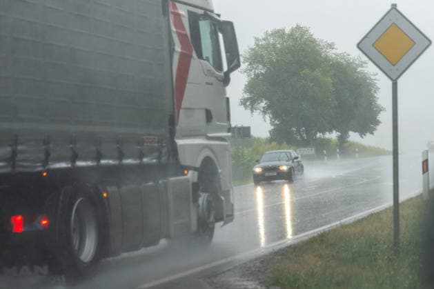 Oberschwaben Starkregen in Oberschwaben Oberschwaben, Baden-Württemberg, Deutschland. Heftiger Starkregen beeinträchtigt am 21.08.2026 den Straßenverkehr in Oberschwaben. Ein Lastwagen und ein entgegenkommender Pkw fahren bei stark eingeschränkter Sicht über die regennasse Fahrbahn. Gischt und Spritzwasser sowie die Spiegelungen der eingeschalteten Scheinwerfer auf der Straße verdeutlichen die schwierigen Wetter- und Straßenverhältnisse. 21.08.2026. Wetter Verkehr. *** Upper Swabia Heavy Rain in Upper Swabia Upper Swabia, Baden-Württemberg, Germany Heavy rain disrupts traffic in Upper Swabia on August 21, 2026. A truck and an oncoming car drive along the rain-soaked road with severely limited visibility. Spray and splashing water, Copyright: xEibner-Pressefotox EP_EER
