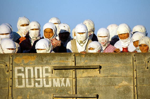 COTTON HARVEST TURKMENISTAN 131735 22.07.1992 Cotton-pickers go to the plantation by truck Igor Mikhalev Sputnik Turkmenistan  Copyright: xIgorxMikhalevx