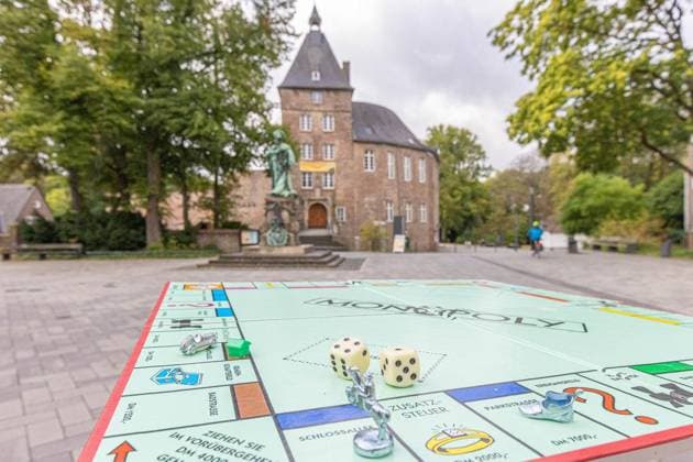 Moers: Monopoly Moers Edition mit Schloss ** NUR FÜR REDAKTIONELLE ZWECKE ** EDITORIAL USE ONLY **<p>Monopoly Spielbrett vor dem Moerser Schloss am Freitag, 21. August 2026 in Moers. Eine Moers-Edition des Brettspiels ist gerade in Vorbereitung. Moers Copyright: KarlxBanski *** Moers Monopoly Moers Edition with the Castle ** FOR EDITORIAL USE ONLY ** EDITORIAL USE ONLY ** p Monopoly game board in front of Moers Castle on Friday, August 21, 2026, in Moers A Moers edition of the board game is currently in the works Moers Copyright KarlxBanski Copyright: KarlxBanski doc8796j88n1542go2kan6 ,EDITORIAL USE ONLY