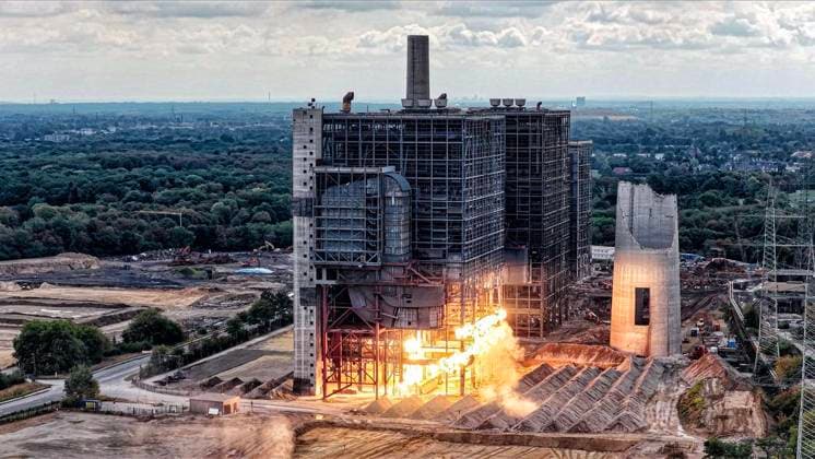 Sprengung vom Kesselhaus B mit der NOx Anlage am ehemaligen Kraftwerk Voerde ** NUR FÜR REDAKTIONELLE ZWECKE ** EDITORIAL USE ONLY **<p>Sprengung vom Kesselhaus B am 21.8.2026 in Voerde. Das Kraftwerk wird komplett abgerissen und soll einem Gaskraftwerk weichen. Foto : Arnulf Stoffel Funke Foto Services < p> Buntes Deutschland NRW Voerde Copyright: ArnulfxStoffel *** Demolition of Boiler House B with the NOx system at the former Voerde power plant ** FOR EDITORIAL USE ONLY ** EDITORIAL USE ONLY ** p Demolition of Boiler House B on August 21, 2026, in Voerde. The power plant is being completely demolished to make way for a gas-fired power plant. Photo by Arnulf Stoffel, Funke Foto Services p Colorful Germany, North Rhine-Westphalia, Voer Copyright: ArnulfxStoffel doc87974ef3egn19tmwbans ,EDITORIAL USE ONLY