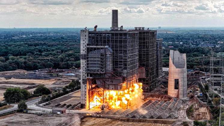 Sprengung vom Kesselhaus B mit der NOx Anlage am ehemaligen Kraftwerk Voerde ** NUR FÜR REDAKTIONELLE ZWECKE ** EDITORIAL USE ONLY **<p>Sprengung vom Kesselhaus B am 21.8.2026 in Voerde. Das Kraftwerk wird komplett abgerissen und soll einem Gaskraftwerk weichen. Foto : Arnulf Stoffel Funke Foto Services < p> Buntes Deutschland NRW Voerde Copyright: ArnulfxStoffel *** Demolition of Boiler House B with the NOx system at the former Voerde power plant ** FOR EDITORIAL USE ONLY ** EDITORIAL USE ONLY ** p Demolition of Boiler House B on August 21, 2026, in Voerde. The power plant is being completely demolished to make way for a gas-fired power plant. Photo by Arnulf Stoffel, Funke Foto Services p Colorful Germany, North Rhine-Westphalia, Voer Copyright: ArnulfxStoffel doc87974emjxmv1l4ijf7b ,EDITORIAL USE ONLY