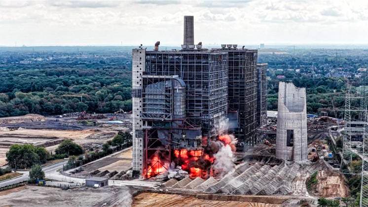 Sprengung vom Kesselhaus B mit der NOx Anlage am ehemaligen Kraftwerk Voerde ** NUR FÜR REDAKTIONELLE ZWECKE ** EDITORIAL USE ONLY **<p>Sprengung vom Kesselhaus B am 21.8.2026 in Voerde. Das Kraftwerk wird komplett abgerissen und soll einem Gaskraftwerk weichen. Foto : Arnulf Stoffel Funke Foto Services < p> Buntes Deutschland NRW Voerde Copyright: ArnulfxStoffel *** Demolition of Boiler House B with the NOx system at the former Voerde power plant ** FOR EDITORIAL USE ONLY ** EDITORIAL USE ONLY ** p Demolition of Boiler House B on August 21, 2026, in Voerde. The power plant is being completely demolished to make way for a gas-fired power plant. Photo by Arnulf Stoffel, Funke Foto Services p Colorful Germany, North Rhine-Westphalia, Voer Copyright: ArnulfxStoffel doc87974eswrrnael9ffaa ,EDITORIAL USE ONLY