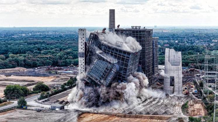 Sprengung vom Kesselhaus B mit der NOx Anlage am ehemaligen Kraftwerk Voerde ** NUR FÜR REDAKTIONELLE ZWECKE ** EDITORIAL USE ONLY **<p>Sprengung vom Kesselhaus B am 21.8.2026 in Voerde. Das Kraftwerk wird komplett abgerissen und soll einem Gaskraftwerk weichen. Foto : Arnulf Stoffel Funke Foto Services < p> Buntes Deutschland NRW Voerde Copyright: ArnulfxStoffel *** Demolition of Boiler House B with the NOx system at the former Voerde power plant ** FOR EDITORIAL USE ONLY ** EDITORIAL USE ONLY ** p Demolition of Boiler House B on August 21, 2026, in Voerde. The power plant is being completely demolished to make way for a gas-fired power plant. Photo by Arnulf Stoffel, Funke Foto Services p Colorful Germany, North Rhine-Westphalia, Voer Copyright: ArnulfxStoffel doc87974f76jon157av6amr ,EDITORIAL USE ONLY