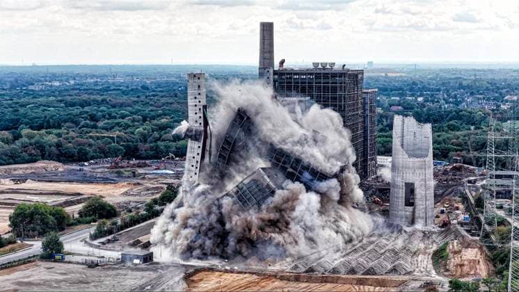 Sprengung vom Kesselhaus B mit der NOx Anlage am ehemaligen Kraftwerk Voerde ** NUR FÜR REDAKTIONELLE ZWECKE ** EDITORIAL USE ONLY **<p>Sprengung vom Kesselhaus B am 21.8.2026 in Voerde. Das Kraftwerk wird komplett abgerissen und soll einem Gaskraftwerk weichen. Foto : Arnulf Stoffel Funke Foto Services < p> Buntes Deutschland NRW Voerde Copyright: ArnulfxStoffel *** Demolition of Boiler House B with the NOx system at the former Voerde power plant ** FOR EDITORIAL USE ONLY ** EDITORIAL USE ONLY ** p Demolition of Boiler House B on August 21, 2026, in Voerde. The power plant is being completely demolished to make way for a gas-fired power plant. Photo by Arnulf Stoffel, Funke Foto Services p Colorful Germany, North Rhine-Westphalia, Voer Copyright: ArnulfxStoffel doc87974fblol0euortaq3 ,EDITORIAL USE ONLY