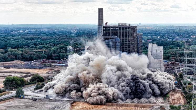 Sprengung vom Kesselhaus B mit der NOx Anlage am ehemaligen Kraftwerk Voerde ** NUR FÜR REDAKTIONELLE ZWECKE ** EDITORIAL USE ONLY **<p>Sprengung vom Kesselhaus B am 21.8.2026 in Voerde. Das Kraftwerk wird komplett abgerissen und soll einem Gaskraftwerk weichen. Foto : Arnulf Stoffel Funke Foto Services < p> Buntes Deutschland NRW Voerde Copyright: ArnulfxStoffel *** Demolition of Boiler House B with the NOx system at the former Voerde power plant ** FOR EDITORIAL USE ONLY ** EDITORIAL USE ONLY ** p Demolition of Boiler House B on August 21, 2026, in Voerde. The power plant is being completely demolished to make way for a gas-fired power plant. Photo by Arnulf Stoffel, Funke Foto Services p Colorful Germany, North Rhine-Westphalia, Voer Copyright: ArnulfxStoffel doc87974fhhox1wqocf9w ,EDITORIAL USE ONLY
