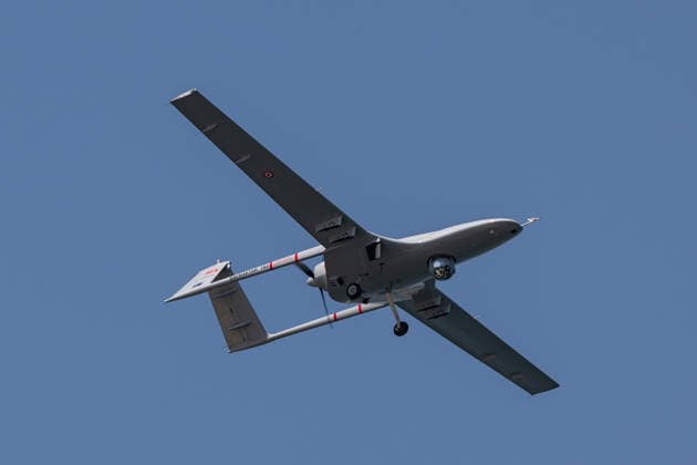 TEKNOFEST Blue Homeland KOCAELI, TURKIYE - AUGUST 21: Bayraktar TB2 and TB3 carrier-based medium-altitude long-endurance (MALE) unmanned combat aerial vehicles (UCAV) perform demonstration flight during the TEKNOFEST Blue Homeland at the Golcuk Naval Shipyard Command in Kocaeli, Turkiye, on August 21, 2026. Organized under the main leadership of the Turkish National Defense Ministry and the Turkish Technology Team Foundation (T3 Foundation), with Anadolu as the Global Communication Partner, the event showcases Turkiye s maritime power, defense capabilities, and indigenous technologies. Gathering technology and defense industry enthusiasts around a maritime focus, the festival will welcome visitors through August 23. Celal Gunes Anadolu Ko  Copyright: x2026xAnadoluxCelalxGunesx