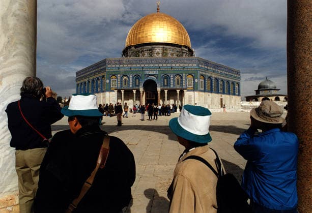 ISRAEL : Der Felsendom in Jerusalem mit Touristen , Januar 1996 ISRAEL : Tourists in front of the Dome of the Rock in Jerusalem , January 1996 *** ISRAEL The Dome of the Rock in Jerusalem with tourists, January 1996 ISRAEL Tourists in front of the Dome of the Rock in Jerusalem, January 1996