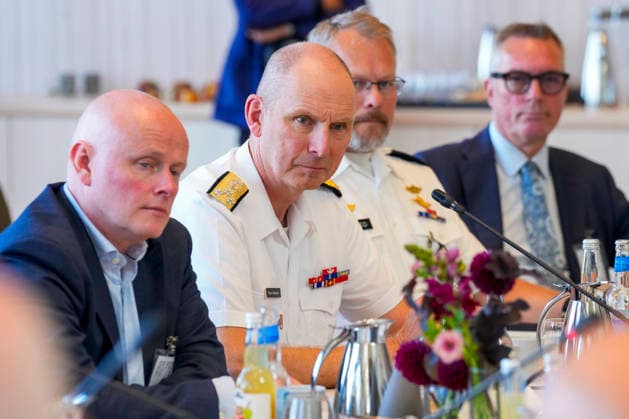 Statsministeren og tre statsrader moter maritim naering om sikkerhet og beredskap Oslo 20260821. Viseadmiral i Sjoforsvaret, Rune Andersen deltra i et mote med statsminister Jonas Gahr Store (Ap), etater og organisasjoner i maritim naering om maritim sikkerhet og beredskap. Til stede er ogsa fiskeri- og havminister Marianne Sivertsen Naess, forsvarsminister Tore O. Sandvik og utenriksminister Espen Barth Eide. Foto: Heiko Junge NTB Oslo Norge Xaen4TJIsjI EDITORIAL USE ONLY Ref:_BNC_POLXaen4TJIsjI.jpg *** The Prime Minister and three ministers meet with the maritime industry to discuss safety and emergency preparedness Oslo, August 21, 2026 Vice Admiral in the Norwegian Navy, Rune Andersen participated in a meeting with Prime Minist  Copyright: xHeikoxJungex xNTBx