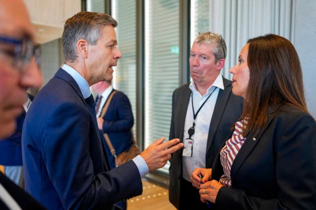 Statsministeren og tre statsrader moter maritim naering om sikkerhet og beredskap Oslo 20260821. Administrerende direktor i Norges Rederiforbund, Knut Arild Hareide i samtale med fiskeri- og havminister Marianne Sivertsen Naess etter et mote med statsminister Jonas Gahr Store (Ap) og organisasjoner i maritim naering om maritim sikkerhet og beredskap. Foto: Heiko Junge NTB Oslo Norge i2YZY0rhogM EDITORIAL USE ONLY Ref:_BNC_POLi2YZY0rhogM.jpg *** The Prime Minister and three ministers meet with the maritime industry to discuss safety and emergency preparedness Oslo, August 21, 2026 The CEO of the Norwegian Shipowners’ Association, Knut Arild Hareide, in conversation with Minister of Fisheries and Maritime Affairs Marianne Sivertsen N  Copyright: xHeikoxJungex xNTBx