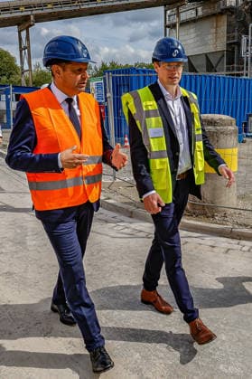 Inbetriebnahme der innovativen Testanlage zur COâ‚‚-Abscheidung im Zementwerk Höver Rundgang im Holcim Zenmentwerk Höver: Olaf Lies (SPD), Niedersächsischer Ministerpräsident; Stephan Hinrichs, CEO Holcim Deutschland. Sehnde-Höver Höver, Holcim Zementwerk Niedersachsen, Region Hannover Germany *** Commissioning of the innovative CO2 capture test facility at the Höver cement plant; tour of the Holcim cement plant in Höver; Olaf Lies (SPD), Minister President of Lower Saxony; Stephan Hinrichs, CEO of Holcim Germany; Sehnde; Höver; Holcim cement plant in Lower Saxony; Hanover region; Germany