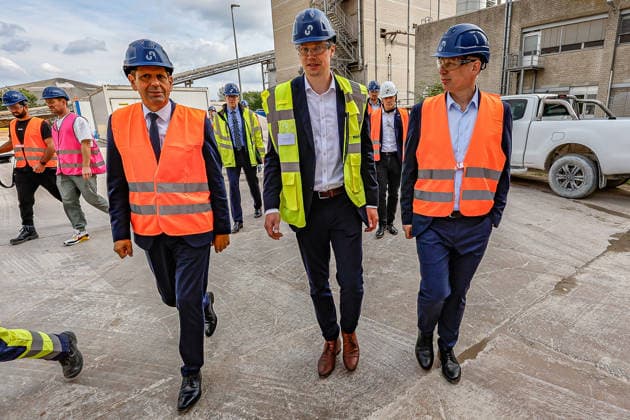 Inbetriebnahme der innovativen Testanlage zur COâ‚‚-Abscheidung im Zementwerk Höver Rundgang im Holcim Zenmentwerk Höver: Olaf Lies (SPD), Niedersächsischer Ministerpräsident; Stephan Hinrichs, CEO Holcim Deutschland.(rechts) Prof. Oliver Zielinsky, Wissenschaftlicher Geschäftsführer, Helmholtz-Zentrum Hereon Sehnde-Höver Höver, Holcim Zementwerk Niedersachsen, Region Hannover Germany *** Commissioning of the innovative CO2 capture test facility at the Höver cement plant. Tour of the Holcim cement plant in Höver. Olaf Lies (SPD), Minister President of Lower Saxony; Stephan Hinrichs, CEO of Holcim Germany; on the right, Prof. Oliver Zielinsky, Scientific Director, Helmholtz Zentrum Hereon Sehnde Höver Höver, Holcim Cement Plant in Lo