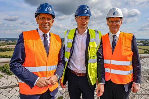 Inbetriebnahme der innovativen Testanlage zur COâ‚‚-Abscheidung im Zementwerk Höver Rundgang im Holcim Zenmentwerk Höver (v.l.n.r.): Olaf Lies (SPD), Niedersächsischer Ministerpräsident; Stephan Hinrichs, CEO Holcim Deutschland; Johannes Steiniger, Parlamentarischer Staatssekretär im Bundesministerium für Wirtschaft und Energie; Sehnde-Höver Höver, Holcim Zementwerk Niedersachsen, Region Hannover Germany *** Commissioning of the innovative CO2 capture test facility at the Höver cement plant; tour of the Holcim cement plant in Höver (from left to right): Olaf Lies (SPD), Stephan Hinrichs, Minister-President of Lower Saxony; Johannes Steiniger, CEO of Holcim Germany; and Sehnde Höver, Parliamentary State Secretary at the Federal Minis
