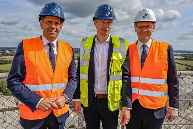 Inbetriebnahme der innovativen Testanlage zur COâ‚‚-Abscheidung im Zementwerk Höver Rundgang im Holcim Zenmentwerk Höver (v.l.n.r.): Olaf Lies (SPD), Niedersächsischer Ministerpräsident; Stephan Hinrichs, CEO Holcim Deutschland; Johannes Steiniger, Parlamentarischer Staatssekretär im Bundesministerium für Wirtschaft und Energie; Sehnde-Höver Höver, Holcim Zementwerk Niedersachsen, Region Hannover Germany *** Commissioning of the innovative CO2 capture test facility at the Höver cement plant; tour of the Holcim cement plant in Höver (from left to right): Olaf Lies (SPD), Stephan Hinrichs, Minister-President of Lower Saxony; Johannes Steiniger, CEO of Holcim Germany; and Sehnde Höver, Parliamentary State Secretary at the Federal Minis