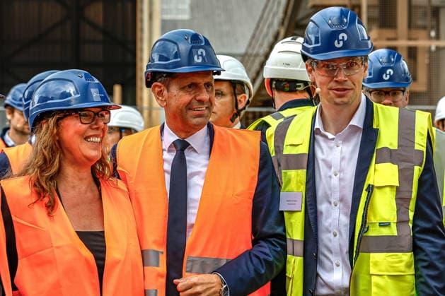Inbetriebnahme der innovativen Testanlage zur COâ‚‚-Abscheidung im Zementwerk Höver Olaf Lies (SPD), Niedersächsischer Ministerpräsident (Mitte); Stephan Hinrichs, CEO Holcim Deutschland. Sehnde-Höver Höver, Holcim Zementwerk Niedersachsen, Region Hannover Germany *** Commissioning of the innovative CO2 capture test facility at the Höver cement plant: Olaf Lies (SPD), Minister President of Lower Saxony (center); Stephan Hinrichs, CEO of Holcim Germany; Sehnde, Höver, Höver; Holcim Cement Plant, Lower Saxony, Hanover Region, Germany