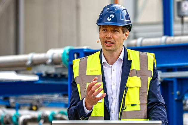 Inbetriebnahme der innovativen Testanlage zur COâ‚‚-Abscheidung im Zementwerk Höver Rede: Stephan Hinrichs, CEO Holcim Deutschland. Sehnde-Höver Höver, Holcim Zementwerk Niedersachsen, Region Hannover Germany *** Commissioning of the innovative CO2 capture pilot plant at the Höver cement plant. Speech by Stephan Hinrichs, CEO of Holcim Germany, Sehnde, Höver, Holcim Cement Plant, Lower Saxony, Hanover Region, Germany