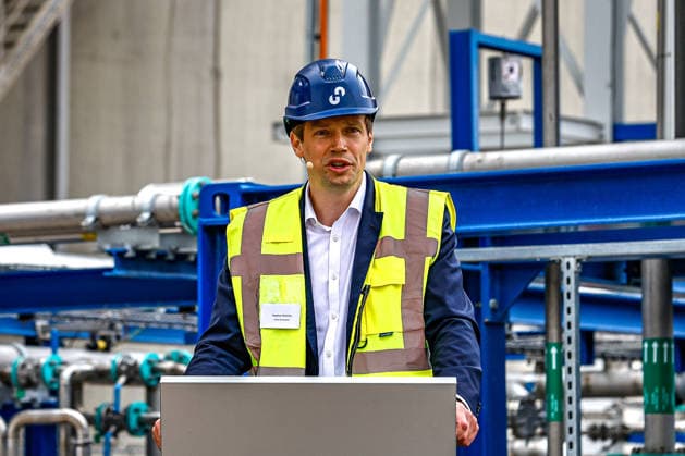 Inbetriebnahme der innovativen Testanlage zur COâ‚‚-Abscheidung im Zementwerk Höver Rede: Stephan Hinrichs, CEO Holcim Deutschland. Sehnde-Höver Höver, Holcim Zementwerk Niedersachsen, Region Hannover Germany *** Commissioning of the innovative CO2 capture pilot plant at the Höver cement plant. Speech by Stephan Hinrichs, CEO of Holcim Germany, Sehnde, Höver, Holcim Cement Plant, Lower Saxony, Hanover Region, Germany