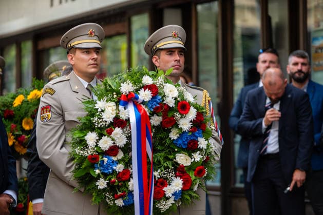 58th anniversary of the Soviet and Warsaw Pact invasion of Czechoslovakia in Prague, Czech Republic - 21 Aug 2026 Czech army soldiers seen carrying a wreath during a ceremony to commemorate the 58th anniversary of the Soviet and Warsaw Pact invasion in front of the Czech Radio building. Czechs and Slovaks commemorate the 58th anniversary of the Soviet and Warsaw Pact invasion of Czechoslovakia which started on 21st August 1968. The Soviet army occupied Czechoslovakia until 1990. Prague Czech Republic Copyright: xTomasxTkacikx xSOPAxImagesx 20260821-pieta-rozhlas-1968-003