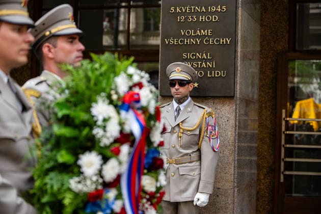 58th anniversary of the Soviet and Warsaw Pact invasion of Czechoslovakia in Prague, Czech Republic - 21 Aug 2026 Czech army soldiers seen carrying a wreath during a ceremony to commemorate the 58th anniversary of the Soviet and Warsaw Pact invasion in front of the Czech Radio building. Czechs and Slovaks commemorate the 58th anniversary of the Soviet and Warsaw Pact invasion of Czechoslovakia which started on 21st August 1968. The Soviet army occupied Czechoslovakia until 1990. Prague Czech Republic Copyright: xTomasxTkacikx xSOPAxImagesx 20260821-pieta-rozhlas-1968-004
