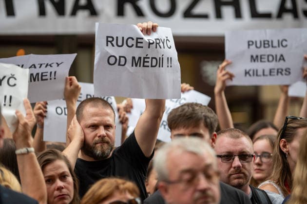 58th anniversary of the Soviet and Warsaw Pact invasion of Czechoslovakia in Prague, Czech Republic - 21 Aug 2026 People seen holding placards as they protest against the proposed changes to public law radio and television during a ceremony in front of the Czech Radio building. Czechs and Slovaks commemorate the 58th anniversary of the Soviet and Warsaw Pact invasion of Czechoslovakia which started on 21st August 1968. The Soviet army occupied Czechoslovakia until 1990. Prague Czech Republic Copyright: xTomasxTkacikx xSOPAxImagesx 20260821-pieta-rozhlas-1968-011