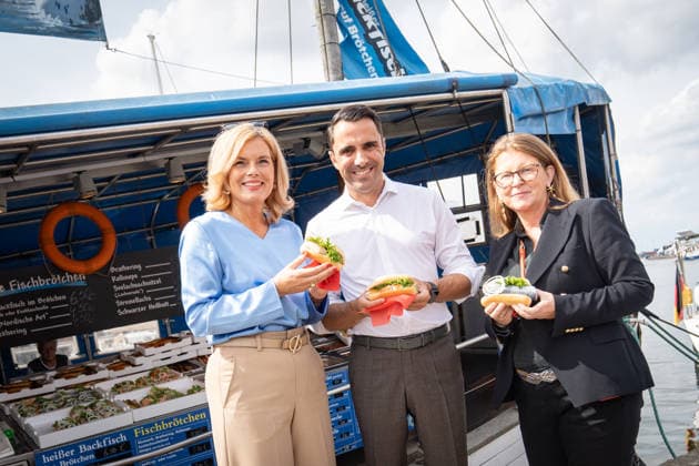 CDU-Spitzenkandidat Daniel Peters mit der Bundestagspräsidentin Julia Klöckner in der Innenstadt von Wismar, gemeinsames Fischbrötchen am Hafen zum Abschluss des Stadtrundgangs, mit Katy Hoffmeister., Generalsekretärin CDU MV;Wahlkampf in Wismar zur bevorstehenden Landtagswahl 2026 mit dem CDU-Spitzenkandidaten und der Bundestagspräsidentin, Wismar Mecklenburg-Vorpommern Deutschland Innenstadt, Altstadt *** CDU lead candidate Daniel Peters with Bundestag President Julia Klöckner in downtown Wismar; they enjoyed a fish sandwich together at the harbor to conclude the city tour, with Katy Hoffmeister, Secretary General of the CDU in Mecklenburg-Western Pomerania, campaigning in Wismar for the upcoming 2026 state election with the CDU’s to