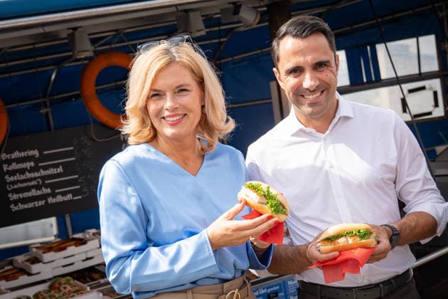 CDU-Spitzenkandidat Daniel Peters mit der Bundestagspräsidentin Julia Klöckner in der Innenstadt von Wismar, Besuch auf dem 25. Schwedenfest;Wahlkampf in Wismar zur bevorstehenden Landtagswahl 2026 mit dem CDU-Spitzenkandidaten und der Bundestagspräsidentin, Wismar Mecklenburg-Vorpommern Deutschland Innenstadt, Altstadt *** CDU lead candidate Daniel Peters with Bundestag President Julia Klöckner in downtown Wismar; visit to the 25th Swedish Festival; campaign event in Wismar ahead of the upcoming 2026 state election with the CDU lead candidate and the Bundestag President, Wismar, Mecklenburg-Western Pomerania, Germany; downtown, Old Town