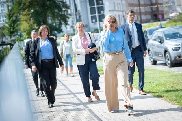 Bundestagspräsidentin Julia Klöckner in der Innenstadt von Wismar;Wahlkampf in Wismar zur bevorstehenden Landtagswahl 2026 mit dem CDU-Spitzenkandidaten und der Bundestagspräsidentin, Wismar Mecklenburg-Vorpommern Deutschland Innenstadt, Altstadt *** Bundestag President Julia Klöckner in downtown Wismar; campaign event in Wismar ahead of the upcoming 2026 state election featuring the CDU’s leading candidate and the Bundestag President; Wismar, Mecklenburg-Western Pomerania, Germany; downtown, Old Town