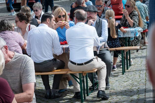 CDU-Spitzenkandidat Daniel Peters mit der Bundestagspräsidentin Julia Klöckner in der Innenstadt von Wismar;Wahlkampf in Wismar zur bevorstehenden Landtagswahl 2026 mit dem CDU-Spitzenkandidaten und der Bundestagspräsidentin, Wismar Mecklenburg-Vorpommern Deutschland Innenstadt, Altstadt *** CDU lead candidate Daniel Peters with Bundestag President Julia Klöckner in downtown Wismar; campaigning in Wismar for the upcoming 2026 state election with the CDU lead candidate and the Bundestag President; Wismar, Mecklenburg-Western Pomerania, Germany; downtown, Old Town