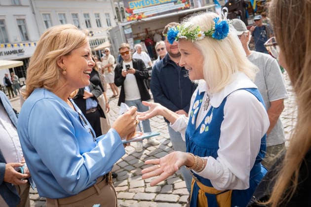 Bundestagspräsidentin Julia Klöckner in der Innenstadt von Wismar, Klöckner bekommt schwedisches Gebäck geschenkt;Wahlkampf in Wismar zur bevorstehenden Landtagswahl 2026 mit dem CDU-Spitzenkandidaten und der Bundestagspräsidentin, Wismar Mecklenburg-Vorpommern Deutschland Innenstadt, Altstadt *** Bundestag President Julia Klöckner in downtown Wismar; Klöckner is given Swedish pastries as a gift. Campaign event in Wismar for the upcoming 2026 state election featuring the CDU’s lead candidate and the Bundestag President. Wismar, Mecklenburg-Western Pomerania, Germany; downtown, Old Town
