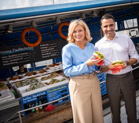 CDU-Spitzenkandidat Daniel Peters mit der Bundestagspräsidentin Julia Klöckner in der Innenstadt von Wismar, gemeinsames Fischbrötchen am Hafen zum Abschluss des Stadtrundgangs;Wahlkampf in Wismar zur bevorstehenden Landtagswahl 2026 mit dem CDU-Spitzenkandidaten und der Bundestagspräsidentin, Wismar Mecklenburg-Vorpommern Deutschland Innenstadt, Altstadt *** CDU lead candidate Daniel Peters with Bundestag President Julia Klöckner in downtown Wismar, sharing a fish sandwich at the harbor to conclude the city tour; campaign event in Wismar for the upcoming 2026 state election with the CDU lead candidate and the Bundestag President, Wismar, Mecklenburg-Western Pomerania, Germany; downtown, old town