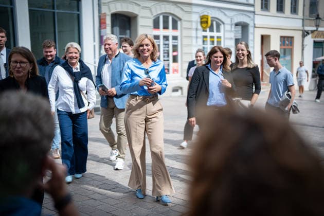 Bundestagspräsidentin Julia Klöckner in der Innenstadt von Wismar;Wahlkampf in Wismar zur bevorstehenden Landtagswahl 2026 mit dem CDU-Spitzenkandidaten und der Bundestagspräsidentin, Wismar Mecklenburg-Vorpommern Deutschland Innenstadt, Altstadt *** Bundestag President Julia Klöckner in downtown Wismar; campaigning in Wismar for the upcoming 2026 state election with the CDU s top candidate and the Bundestag President; Wismar, Mecklenburg-Western Pomerania, Germany; downtown, Old Town