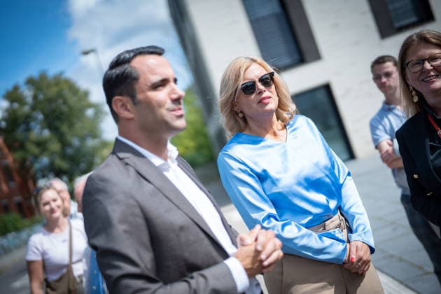 CDU-Spitzenkandidat Daniel Peters mit der Bundestagspräsidentin Julia Klöckner in der Innenstadt von Wismar;Wahlkampf in Wismar zur bevorstehenden Landtagswahl 2026 mit dem CDU-Spitzenkandidaten und der Bundestagspräsidentin, Wismar Mecklenburg-Vorpommern Deutschland Innenstadt, Altstadt *** CDU lead candidate Daniel Peters with Bundestag President Julia Klöckner in downtown Wismar; campaigning in Wismar for the upcoming 2026 state election with the CDU lead candidate and the Bundestag President; Wismar, Mecklenburg-Western Pomerania, Germany; downtown, Old Town