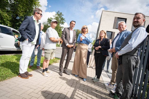 CDU-Spitzenkandidat Daniel Peters mit der Bundestagspräsidentin Julia Klöckner in der Innenstadt von Wismar;Wahlkampf in Wismar zur bevorstehenden Landtagswahl 2026 mit dem CDU-Spitzenkandidaten und der Bundestagspräsidentin, Wismar Mecklenburg-Vorpommern Deutschland Innenstadt, Altstadt *** CDU lead candidate Daniel Peters with Bundestag President Julia Klöckner in downtown Wismar; campaigning in Wismar for the upcoming 2026 state election with the CDU lead candidate and the Bundestag President; Wismar, Mecklenburg-Western Pomerania, Germany; downtown, Old Town