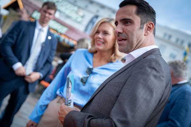 CDU-Spitzenkandidat Daniel Peters mit der Bundestagspräsidentin Julia Klöckner in der Innenstadt von Wismar;Wahlkampf in Wismar zur bevorstehenden Landtagswahl 2026 mit dem CDU-Spitzenkandidaten und der Bundestagspräsidentin, Wismar Mecklenburg-Vorpommern Deutschland Innenstadt, Altstadt *** CDU lead candidate Daniel Peters with Bundestag President Julia Klöckner in downtown Wismar; campaigning in Wismar for the upcoming 2026 state election with the CDU lead candidate and the Bundestag President; Wismar, Mecklenburg-Western Pomerania, Germany; downtown, Old Town
