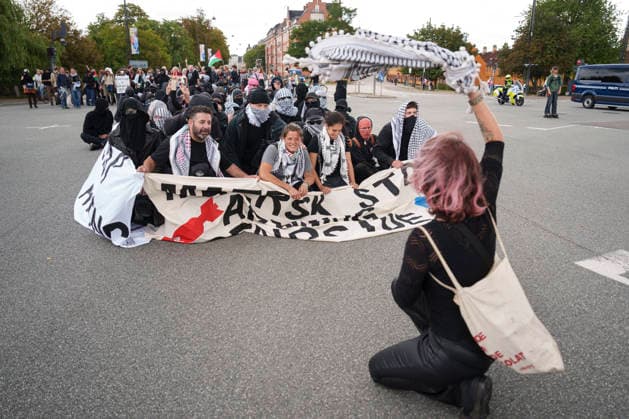 Denmark Demonstration A Demonstration near shipping company A.P. Moeller - Maersk in Copenhagen, Denmark, Friday, August 21, 2026. The demonstrators are carrying a banner demanding Maersk stop arming genocide . (Photo: Liselotte Sabroe Ritzau Scanpix) , Copenhagen Denmark *** Denmark Demonstration: A demonstration near the shipping company A.P. Møller-Maersk in Copenhagen, Denmark, on Friday, August 21, 2026. The demonstrators are carrying a banner demanding that Maersk stop arming genocide. Photo: Liselotte Sabroe, Ritzau Scanpix, Copenhagen, Denmark  Copyright: Ritzau Scanpix LiselottexSabroex spdk20260821-161922-L
